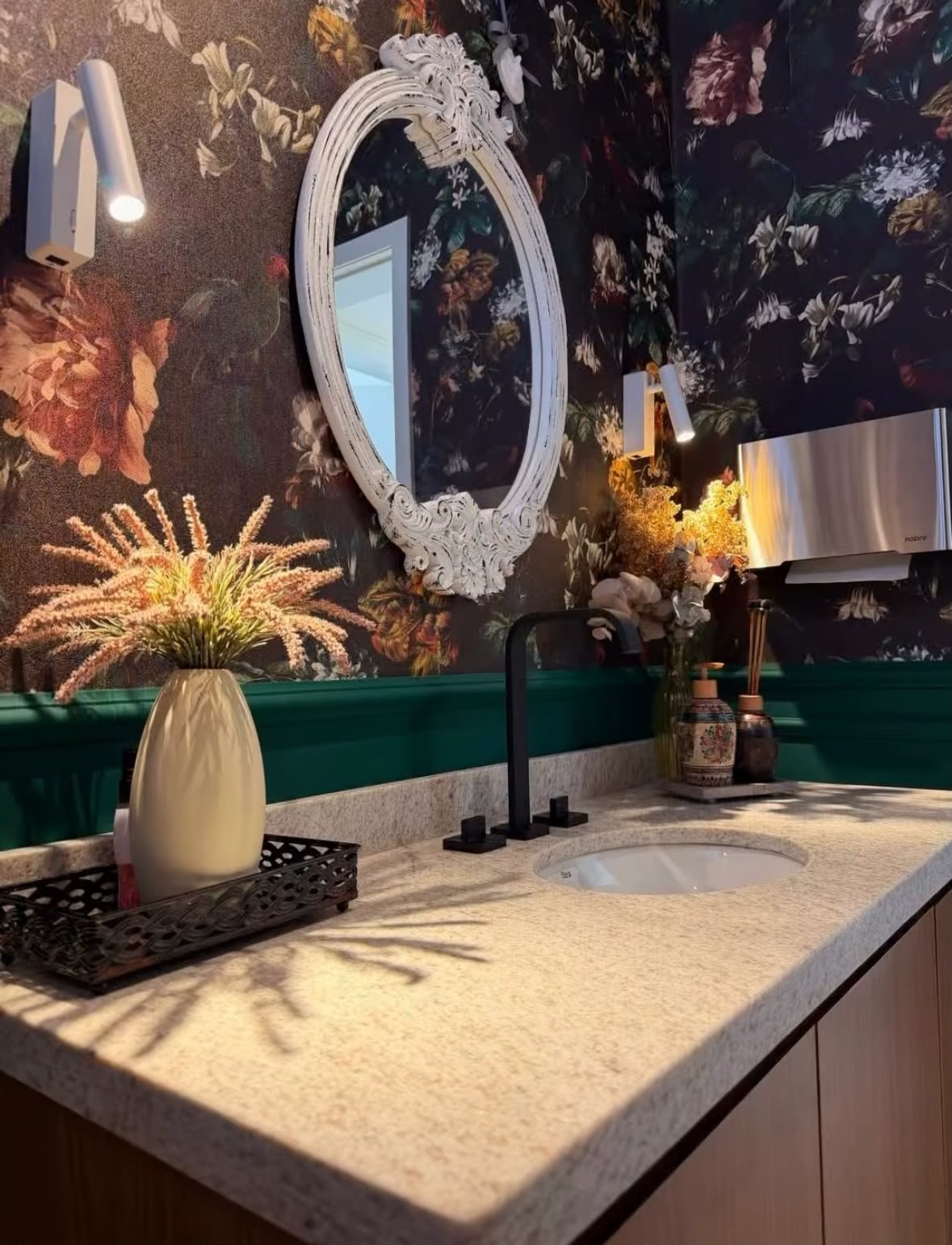 Lavabo com papel de parede floral