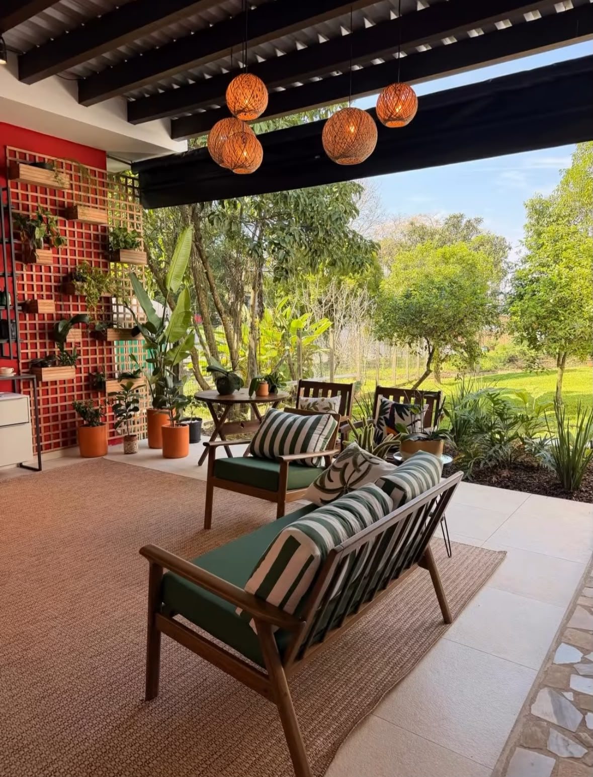 Área externa com poltronas e jardim