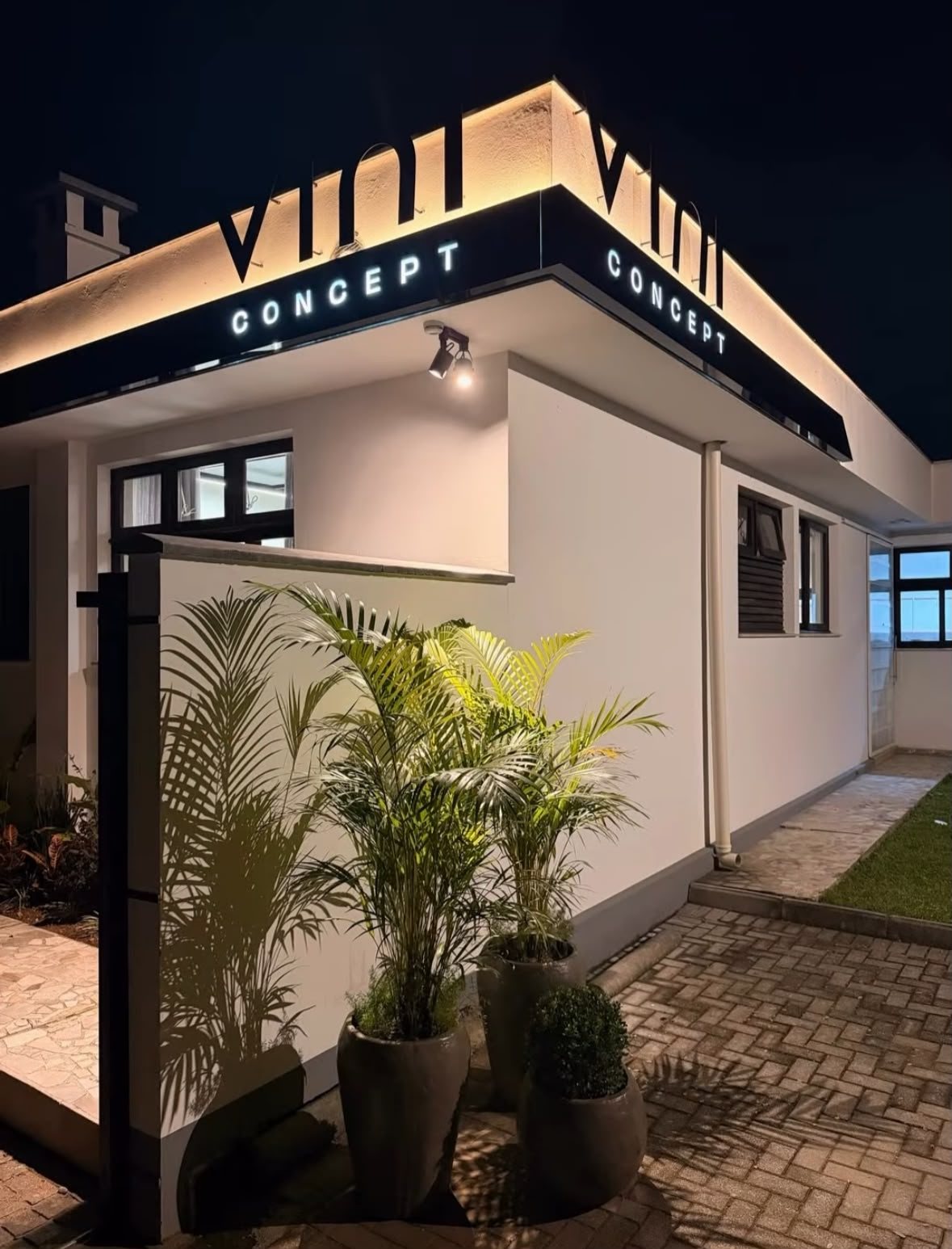 Fachada iluminada do Vini Concept à noite